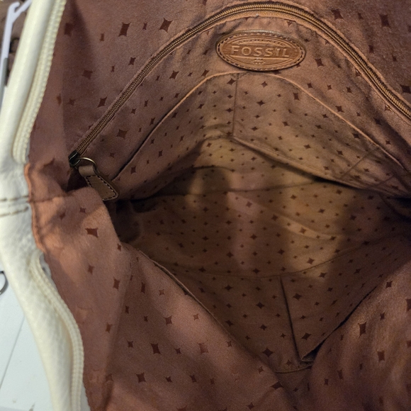 Fossil Explorer Ivory Zippered Leather Bag With Crossbody Strap - Picture 8 of 8